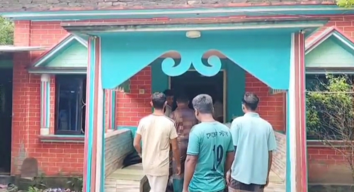 কলাপাড়ায় স্বর্ন ব্যবয়াসীর বাড়িতে ডাকাতি, ২৫ ভরি স্বর্নলংকার সহ টাকা লুট/