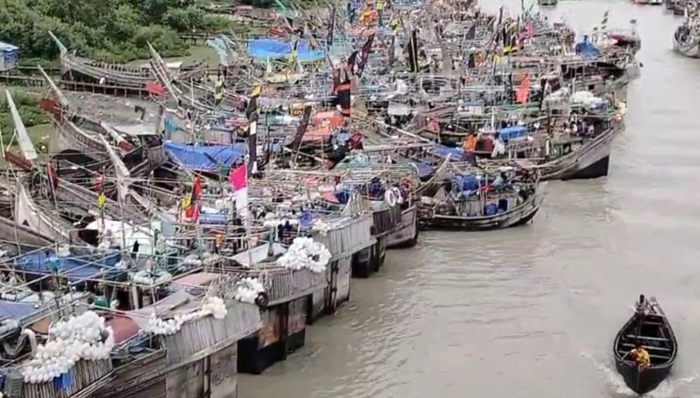 মহিপুরে তিনটি অবৈধ ট্রলিং বোট জব্দ।।