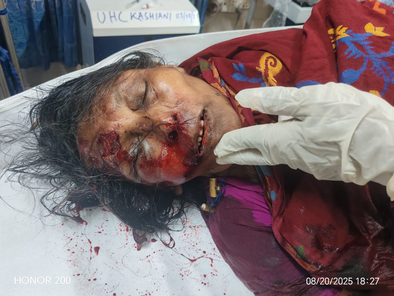 কাশিয়ানীতে  বাসের ধাক্কায় অজ্ঞাত  নারীর মৃত্যু ঘটনাটি 