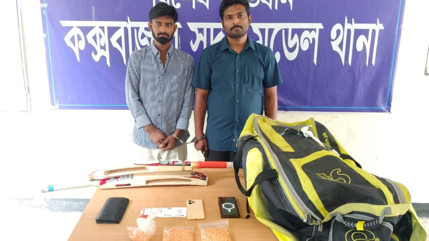 বিমানবন্দরে ক্রিকেট ব্যাটে করে ইয়াবা নেয়ার সময় আটক ২ যুবক