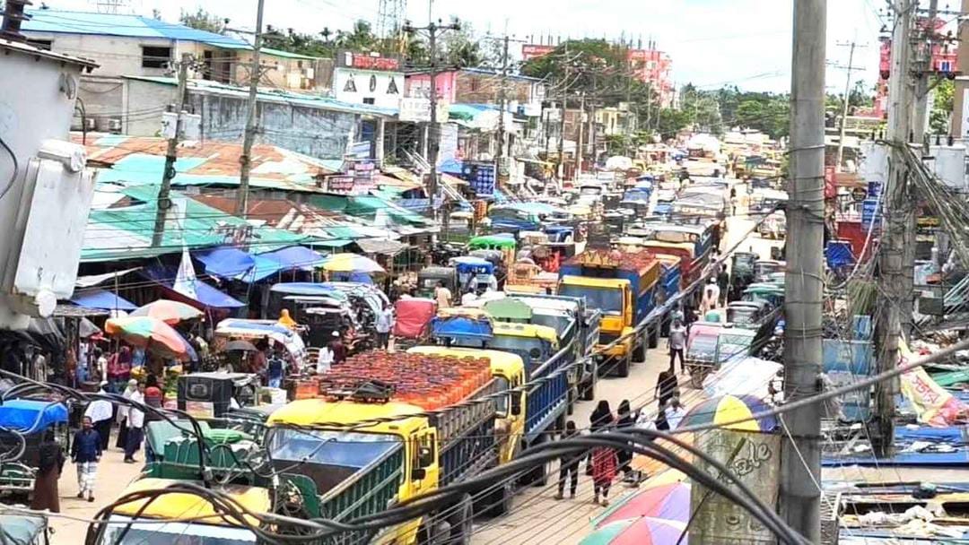 রোহিঙ্গা ক্যাম্পে চাকরিচ্যুত শিক্ষকদের সড়ক অবরোধ