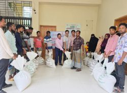 কলাপাড়ার ট্রলার ডুবিতে ক্ষতিগ্রস্ত ২৪ জেলে পরিবারকে ত্রান সহায়তা প্রদান।