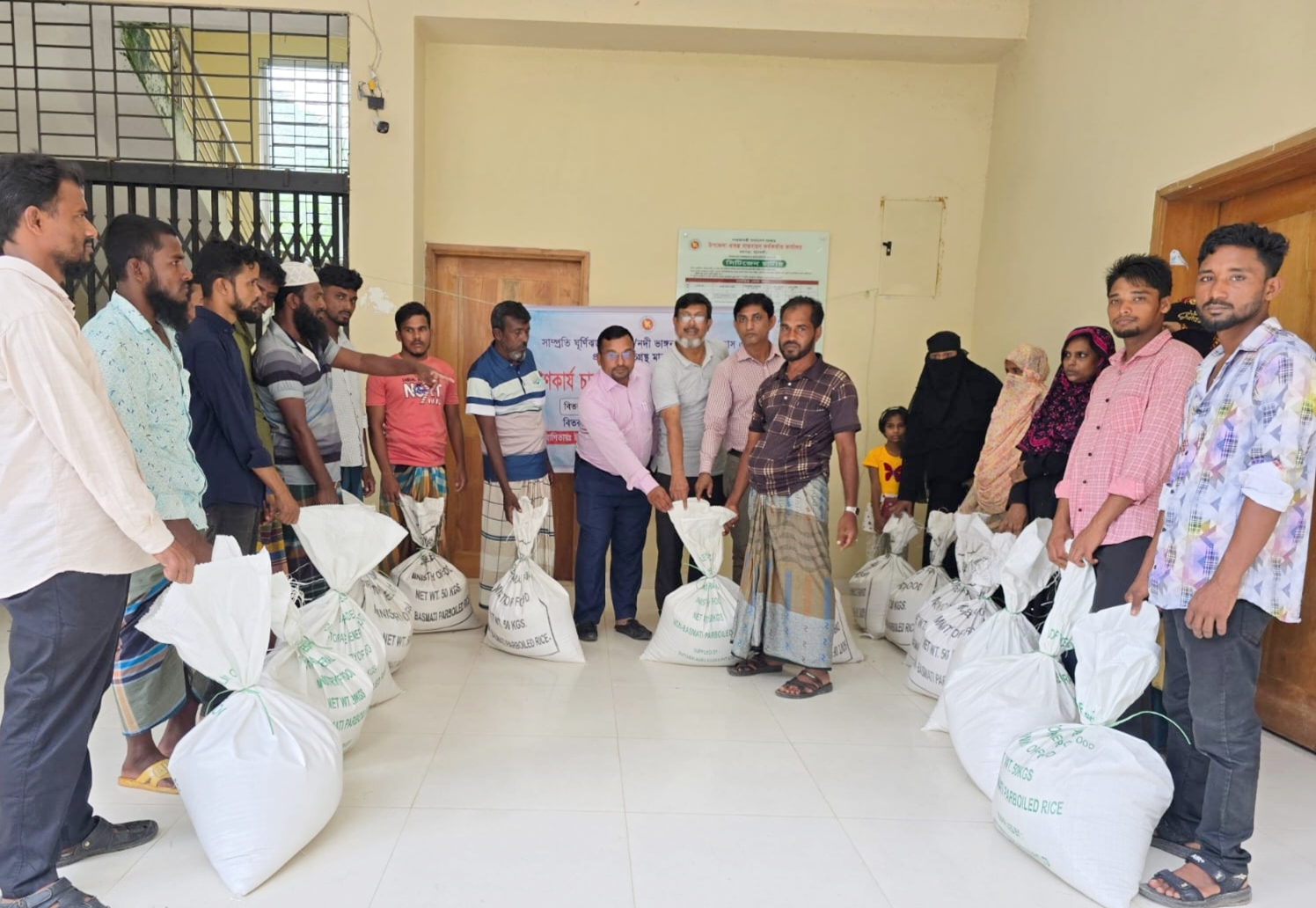 কলাপাড়ার ট্রলার ডুবিতে ক্ষতিগ্রস্ত ২৪ জেলে পরিবারকে ত্রান সহায়তা প্রদান।