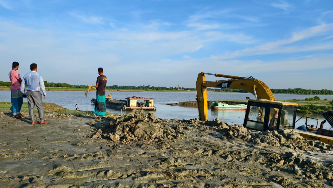 কলাপাড়ায় অবৈধভাবে মাটি কাটায় ১ লক্ষ টাকা জরিমানা
