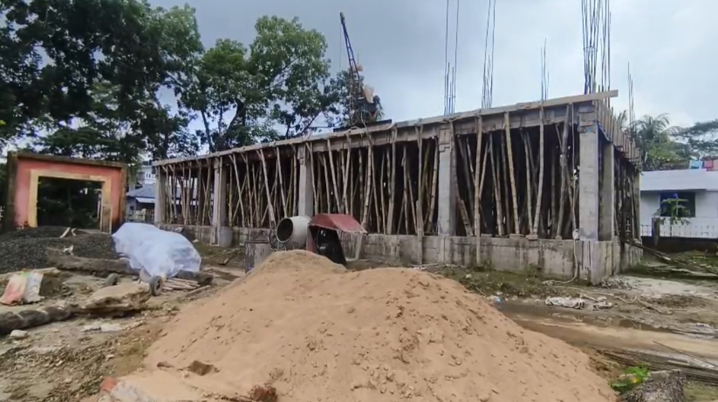 বিদ্যালয়ের ভবন নির্মান কাজের অনিয়মের অভিযোগ। কাজ বন্ধ।। 