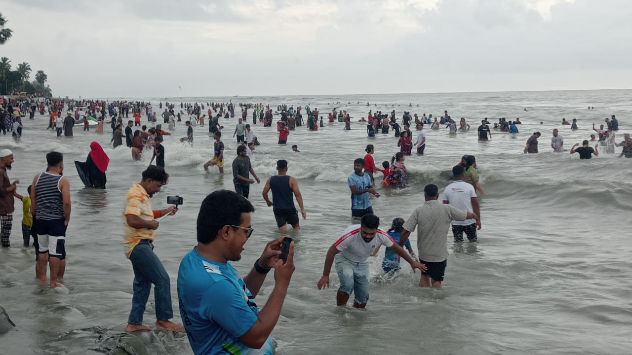 বর্ষার ঢেউয়ে মেতেছে সমুদ্রপাড়।। সাপ্তাহিক ছুটিতে কুয়াকাটা সৈকতে পর্যটকের ঢল।।