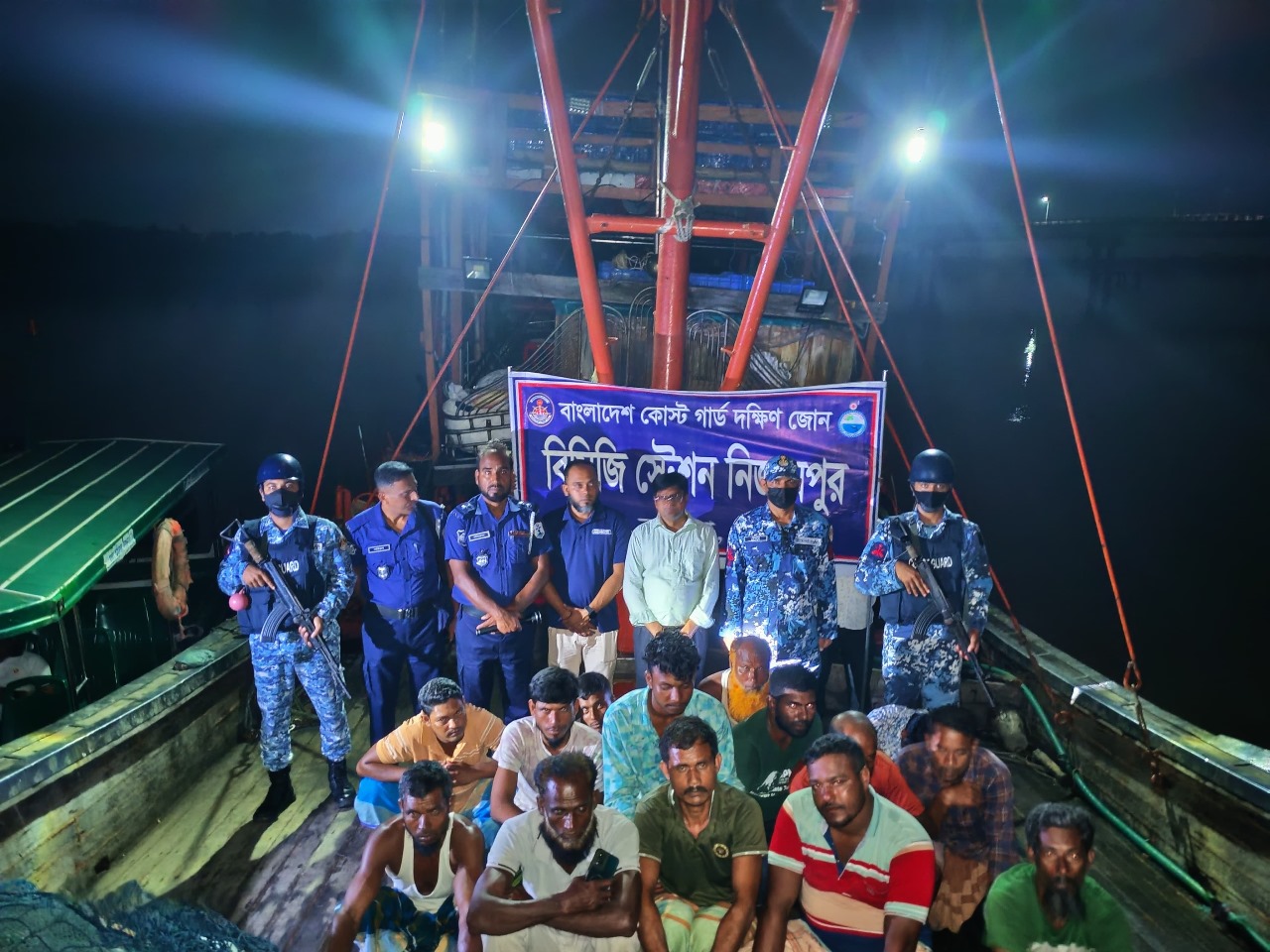 মহিপুরে কোস্ট গার্ডের অভিযানে ১টি ট্রলিং বোটসহ ১৪ জেলে আটক। 