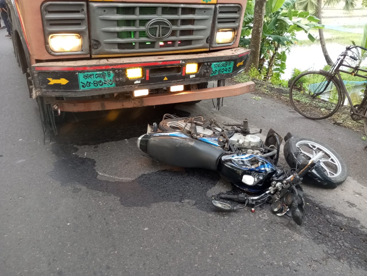 মোল্লাহাটে ট্রাক, মোটরসাইকেল ভ্যান ত্রিমুখি সংঘর্ষ, নিহত-১