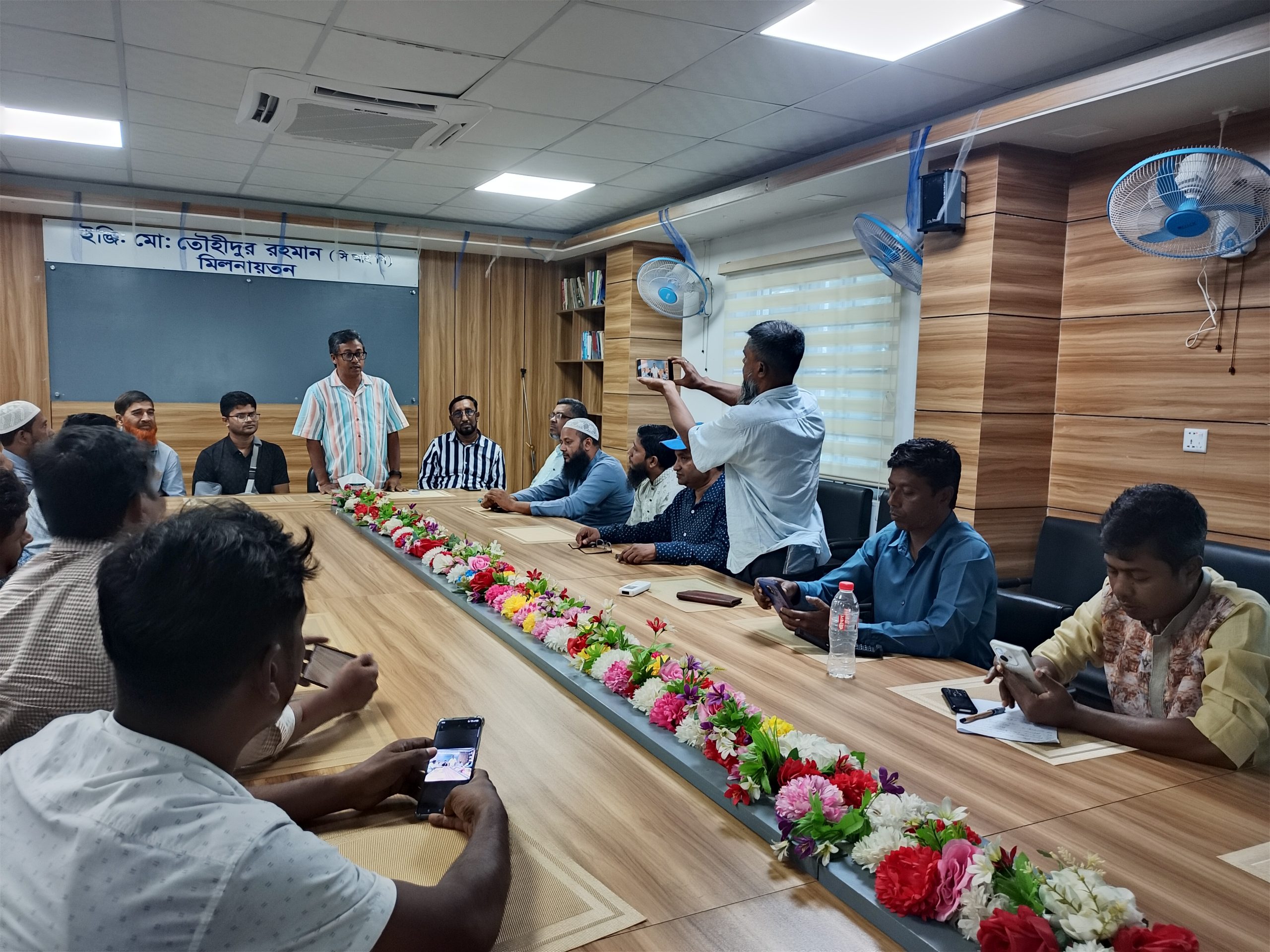 সাংবাদিকদের সাথে শিক্ষক নেতৃবৃন্দের মতবিনিময়।