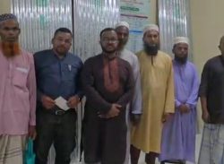 মহিপুরে অগ্নিকান্ডে ক্ষতিগ্রস্ত দোকানিদের টিন ও নগদ টাকা প্রদান। 