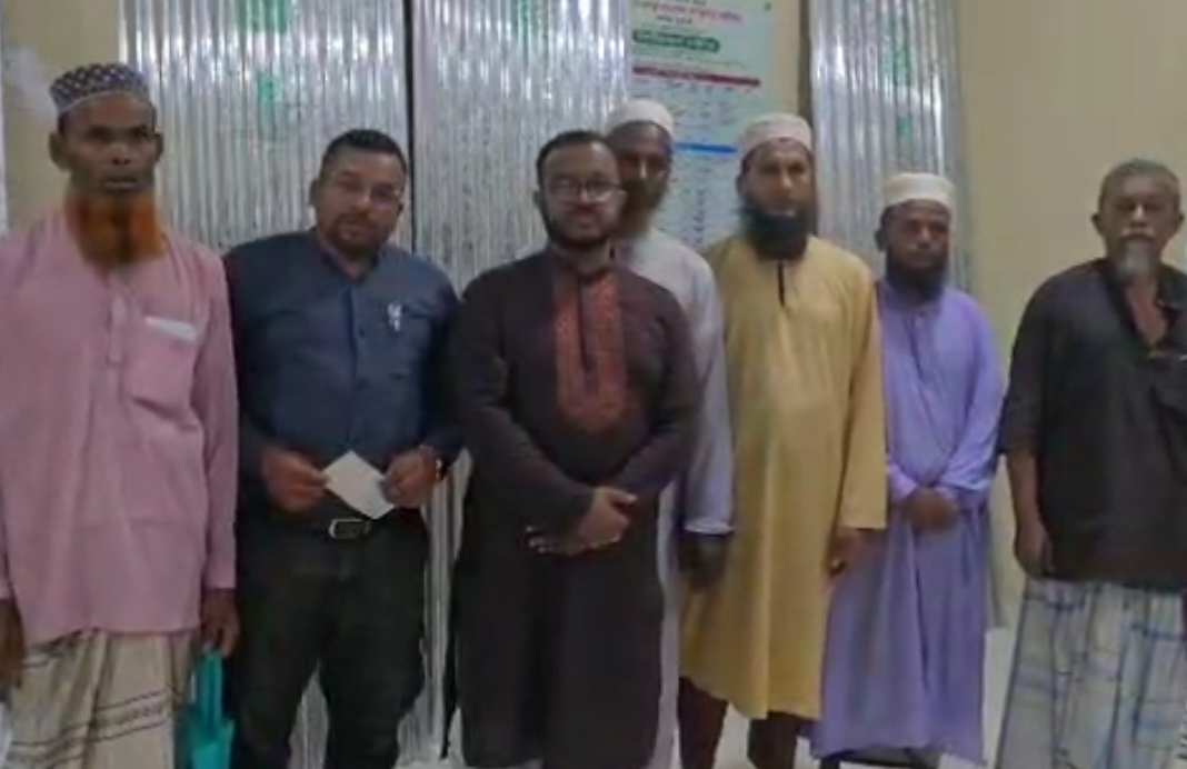 মহিপুরে অগ্নিকান্ডে ক্ষতিগ্রস্ত দোকানিদের টিন ও নগদ টাকা প্রদান। 