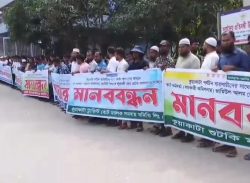 কুয়াকাটায় ভ্যাট কর্মকর্তার অপসারনের দাবিতে পর্যটন ব্যবসায়ীদের মানববন্ধন।।