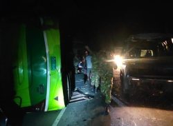 কাশিয়ানীতে মহাসড়কে বাস উ’ল্টে নিহ’ত ১, আহ’ত ২৫