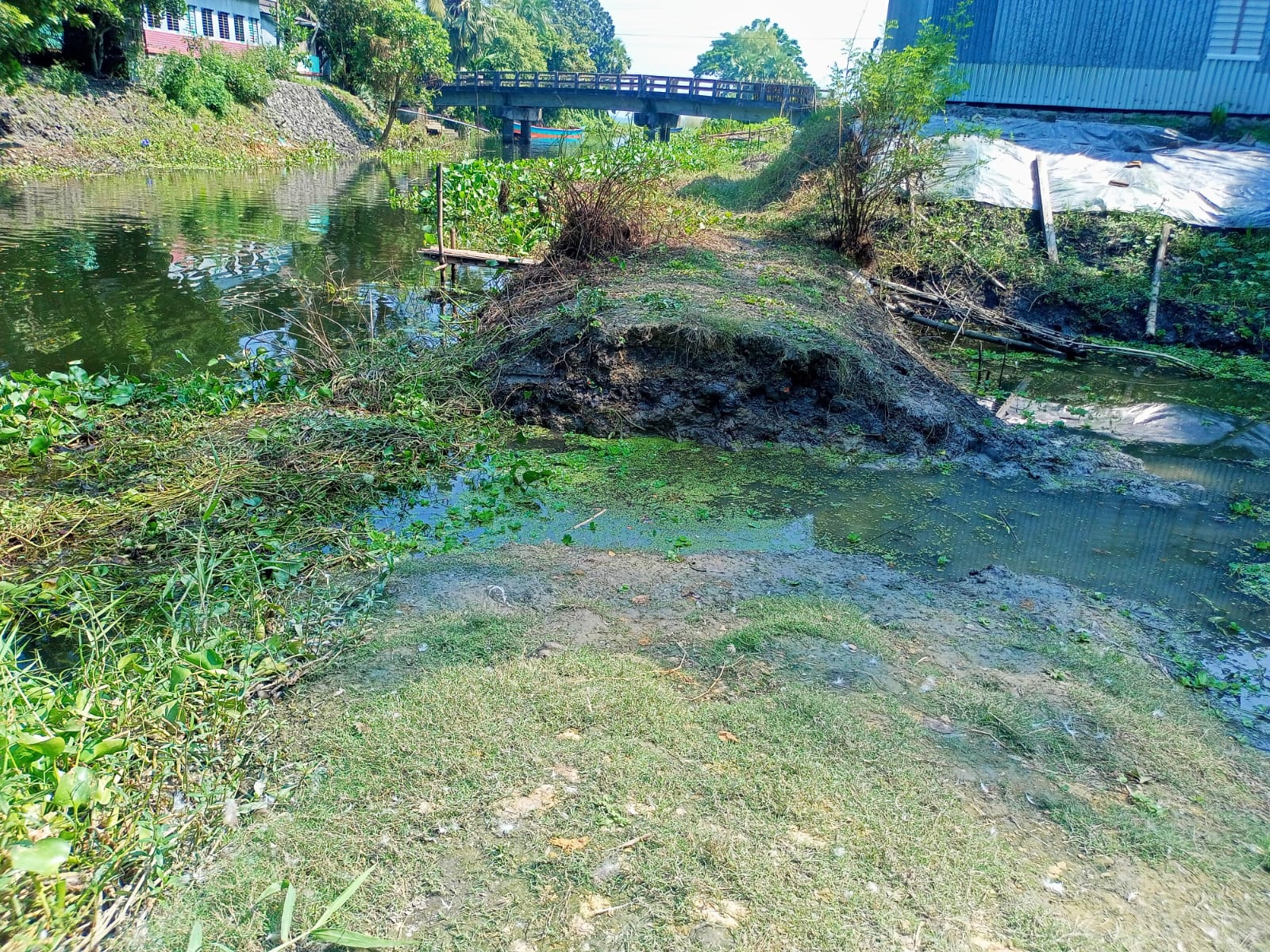 কাশিয়ানীতে মন্দিরের চলাচলের রাস্তা  দখল, ভক্তদের ভোগান্তি 