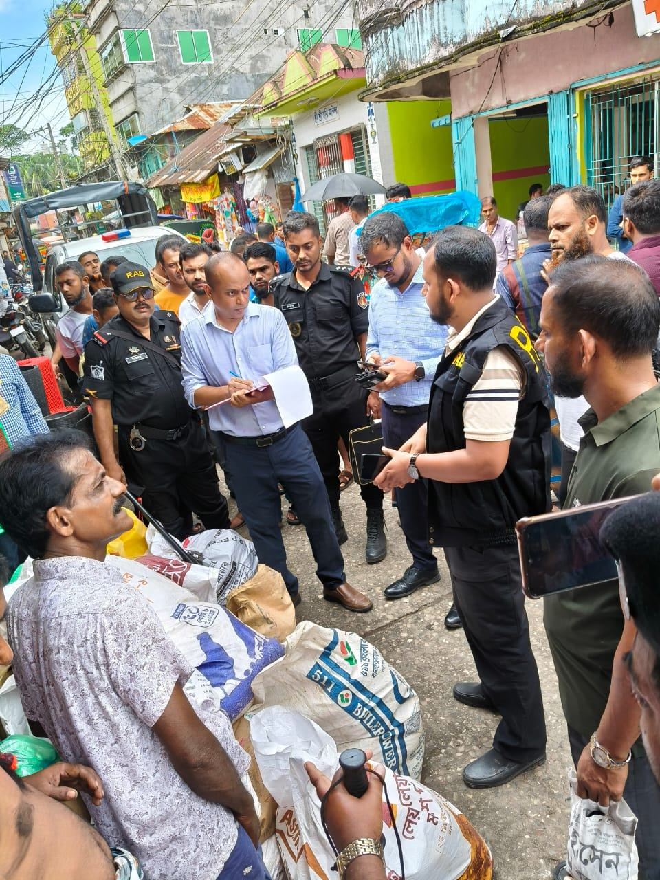 পটুয়াখালীর গলাচিপায় র‍্যাবের বিশেষ অভিযানে ১২শ কেজী পলিথিন জব্দ, ২ দোকানীকে জরিমানা।