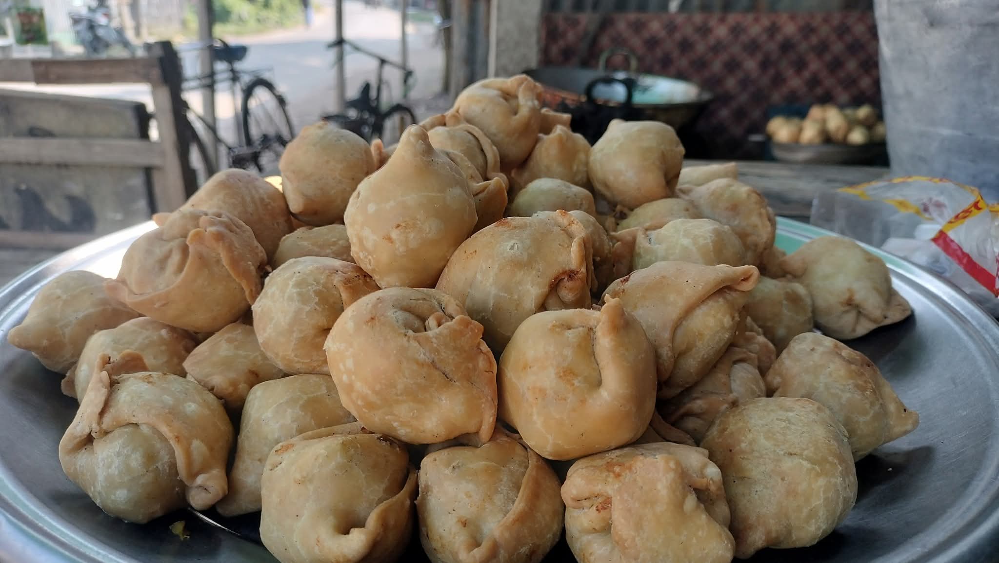 রাস্তার মোড়ে ‘সিঙ্গাড়া’—স্বাদে, সুখে, স্মৃতিতে এক অনন্য রাজত্ব