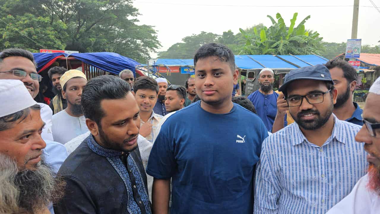 কলাপাড়ায় কৃষক বাজার গণসংযোগে এনসিপির কেন্দ্রীয় নেতা