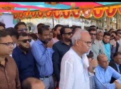 পটুয়াখালীতে বহিষ্কৃত যুবদল নেতাকে দলে ফেরাতে রিজভীর সামনে কাফন পরে কর্মীরা।