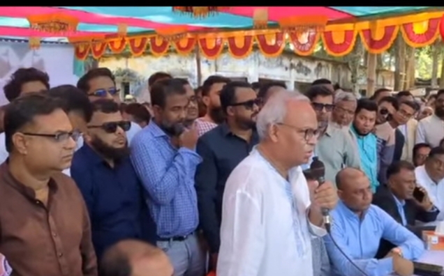 পটুয়াখালীতে বহিষ্কৃত যুবদল নেতাকে দলে ফেরাতে রিজভীর সামনে কাফন পরে কর্মীরা।