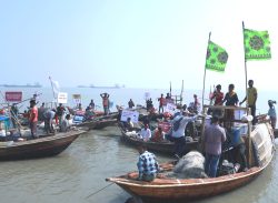 কলাপাড়ায় নৌকায় ইলিশের অস্তিত্ব সংকট বিষয়ক গন শুনানি।