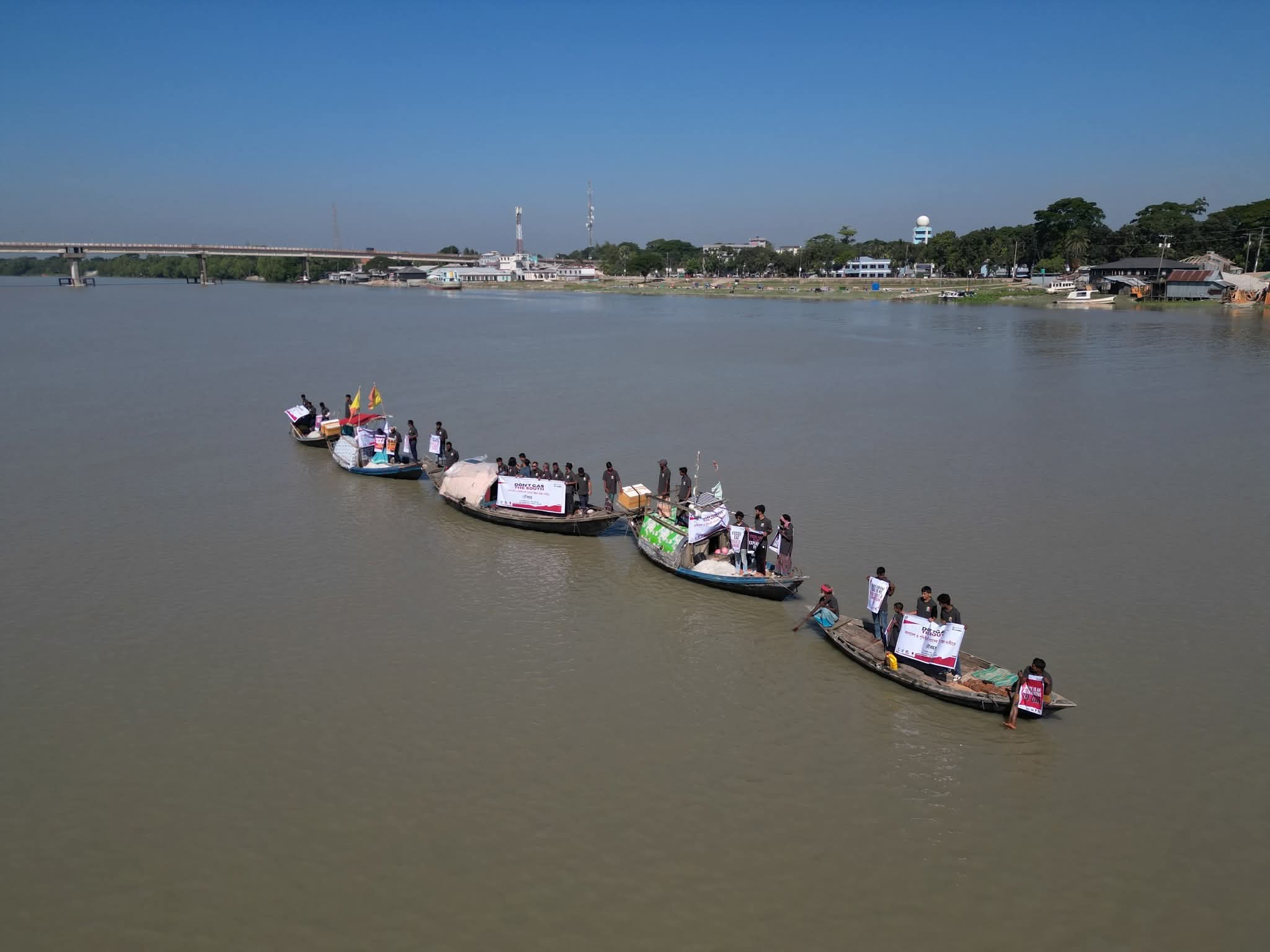 কলাপাড়ায় নদীর বুকে রঙিন নৌবহর প্রদর্শনী ও সচেতনতামূলক প্রতিবাদ।  কলাপাড়া(