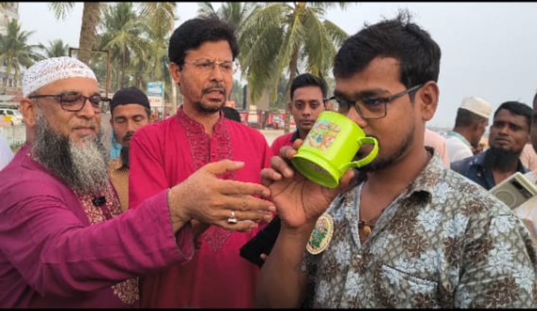 কুয়াকাটায় রাসমেলায় আগত পূণার্থী ও পর্যটকদের জন্য সুপেয় পানি বিতরণ