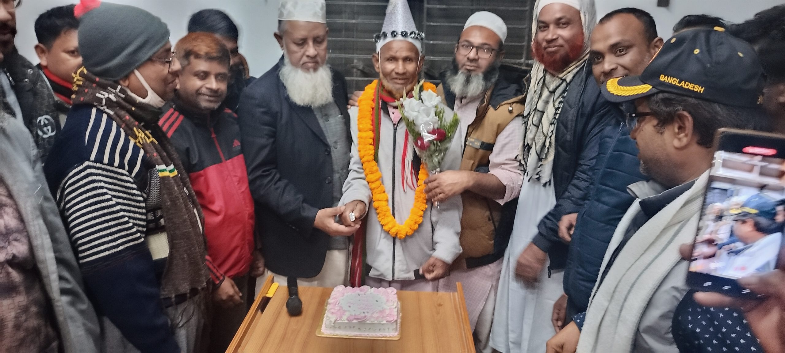 কলাপড়ায় নৈশপ্রহরী আব্দুল মান্নান ফরাজীকে শুভেচ্ছা ও সংবর্ধনা। 