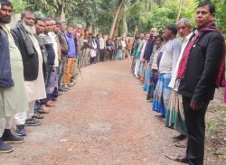 মোল্লাহাটে সংখ্যালঘু পরিবারের জমি দখল ও হামলার প্রতিবাদে মানববন্ধন।
