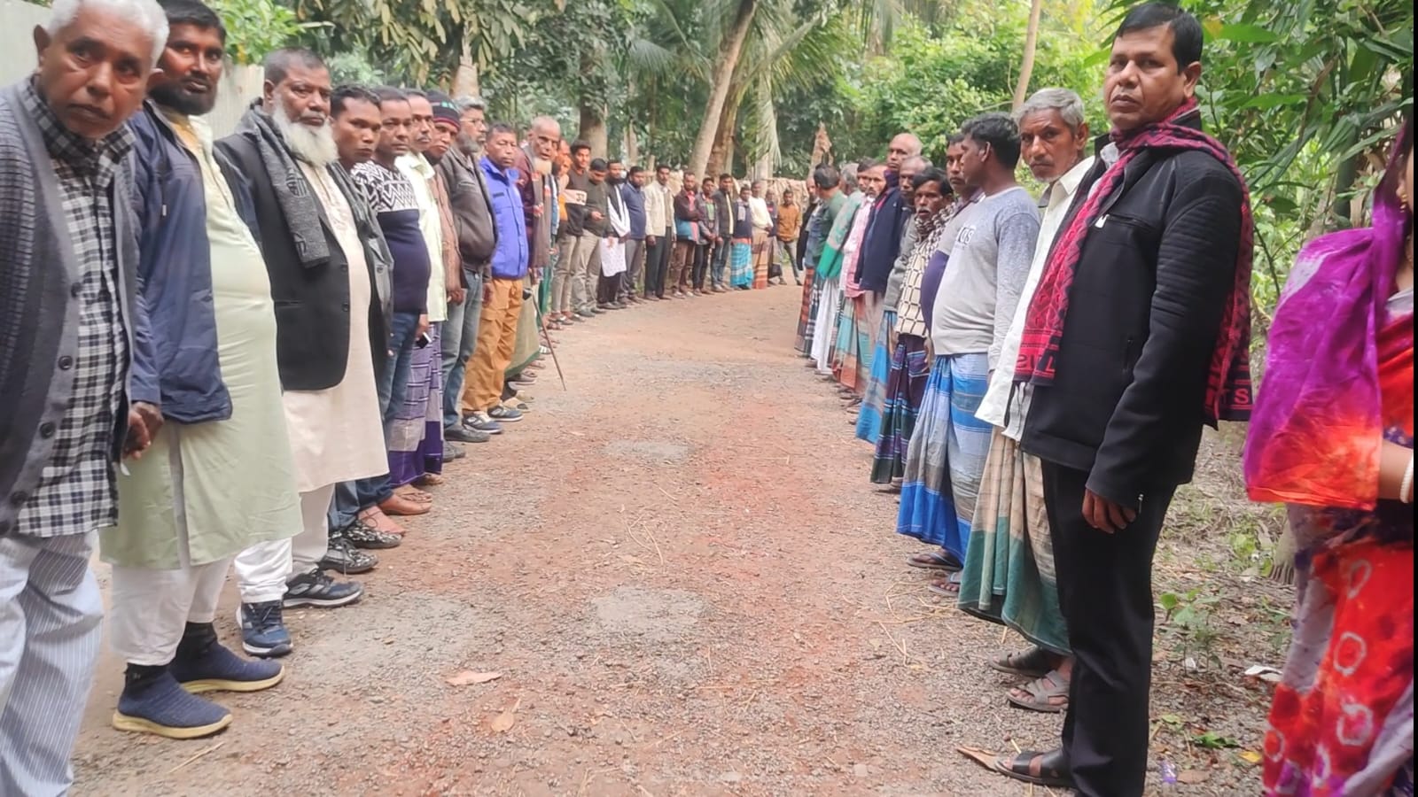 মোল্লাহাটে সংখ্যালঘু পরিবারের জমি দখল ও হামলার প্রতিবাদে মানববন্ধন।