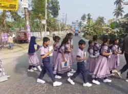 ব্যস্ত মহাসড়কে ঝুঁকিপূর্ণ পারাপার….   শিশুদের হাত ধরে সড়ক পার করালেন শিক্ষিকা, স্পিড ব্রেকারের দাবিতে গণস্বাক্ষর
