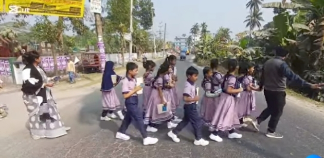 ব্যস্ত মহাসড়কে ঝুঁকিপূর্ণ পারাপার….   শিশুদের হাত ধরে সড়ক পার করালেন শিক্ষিকা, স্পিড ব্রেকারের দাবিতে গণস্বাক্ষর