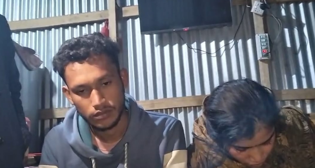 গভীর রাতে প্রবাসির ঘর থেকে প্রেমিকসহ গৃহবধূ আটক, এলাকায় চাঞ্চল্যে।