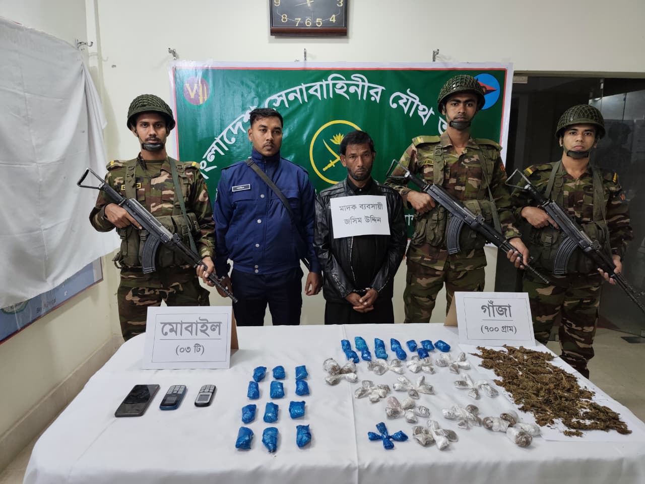কলাপাড়ায় সেনাবাহিনীর অভিযানে গাঁজাসহ চিহ্নিত মাদক কারবারি গ্রেপ্তার।।