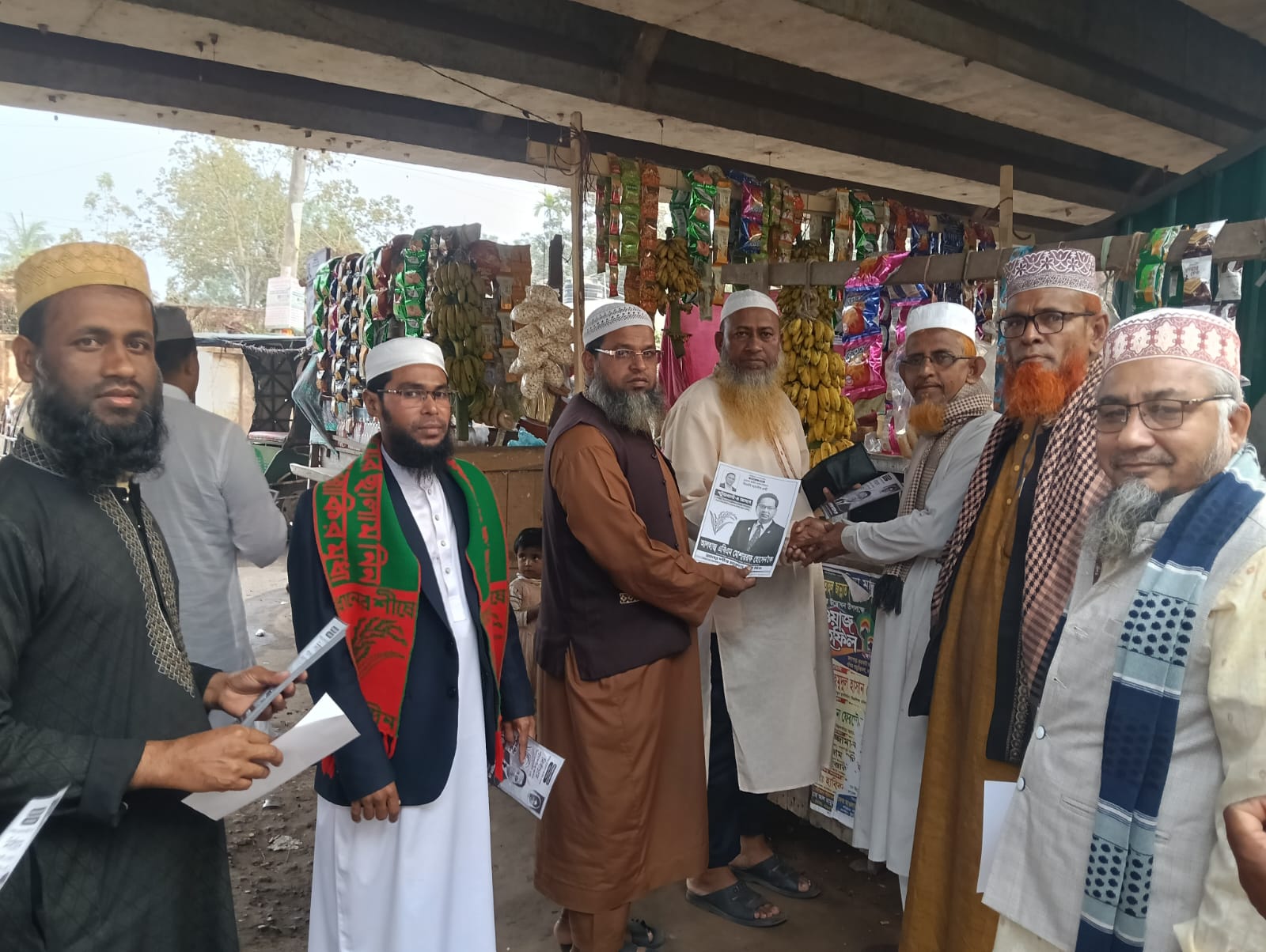 কলাপাড়ায় ওলামা দলের লিফলেট বিতরণ। 