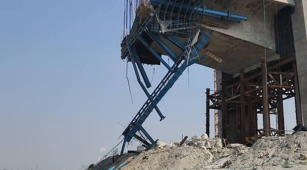 পায়রা বন্দরের ফোরলেন সেতুর সাটার ভেঙ্গে নদীতে পড়ে নিহত এক, আহত ১০/