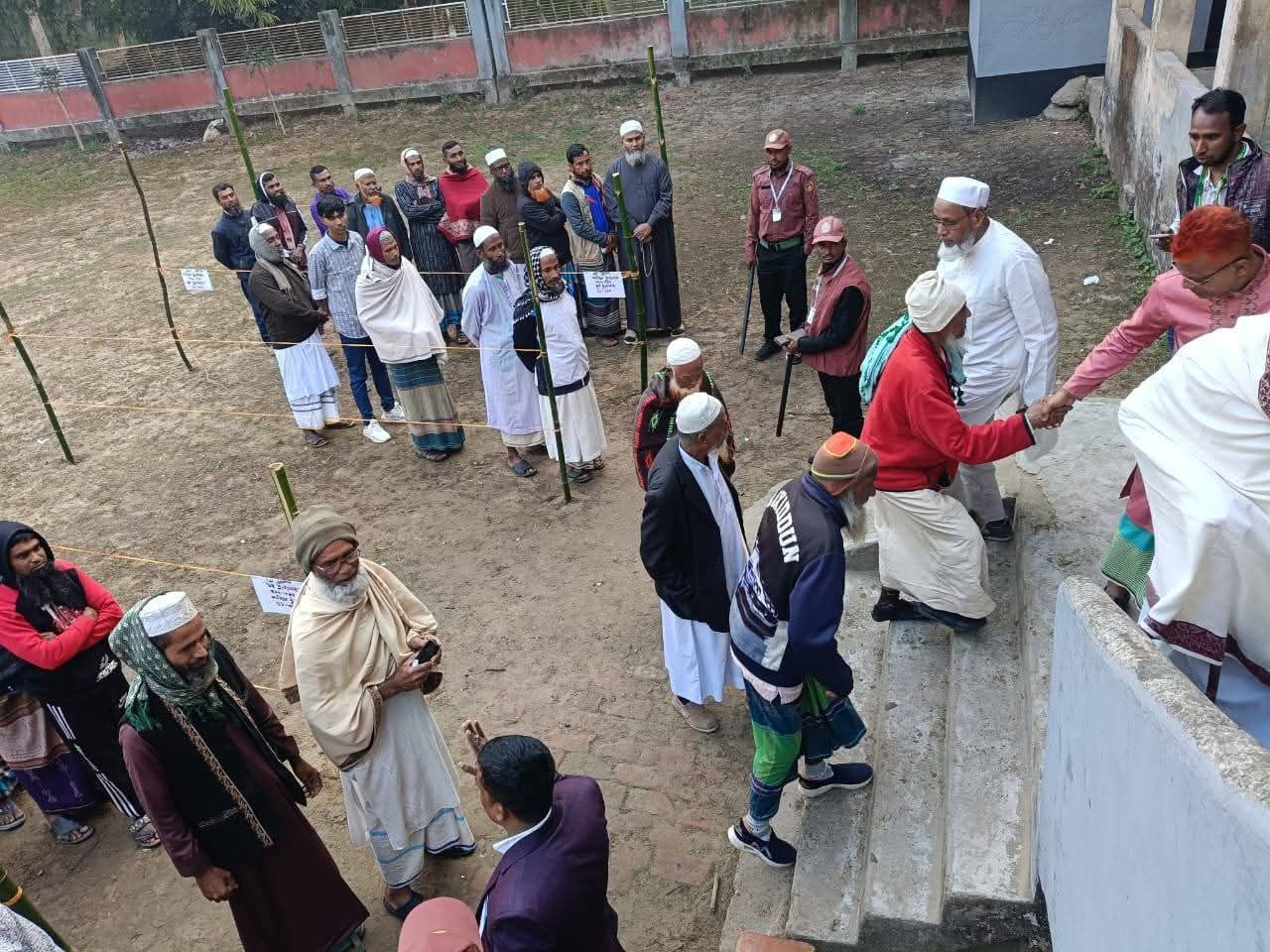 কলাপাড়ায় উৎসব মূখর পরিবেশে ভোটগ্রহণ শুরু। 