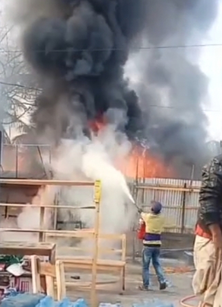 কুয়াকাটায় আগুনে ভূস্মিভূত ৮ টি ব্যবসা প্রতিষ্ঠান, অর্ধ কোটি টাকার ক্ষয়ক্ষতি।। 