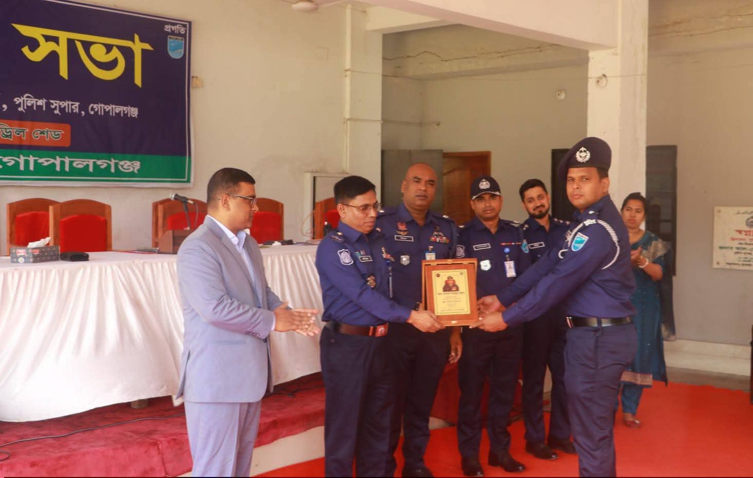 গোপালগঞ্জ জেলা পুলিশের শ্রেষ্ঠ অফিসার কাশিয়ানী থানার ইনচার্জ  মাহফুজুর রহমান 