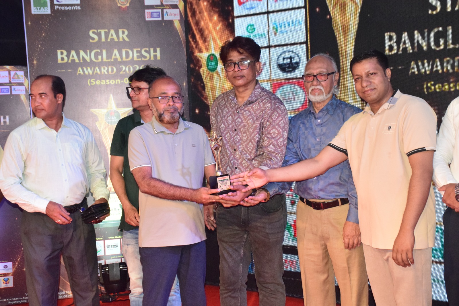 সাংবাদিকতায় বিশেষ অবদানে স্টার বাংলাদেশ অ্যাওয়ার্ড পেলেন সাংবাদিক এস এম আওলাদ হোসেন