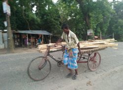 মে’ দিবস: উৎসবের আড়ালে শ্রমিকের বাস্তবতা