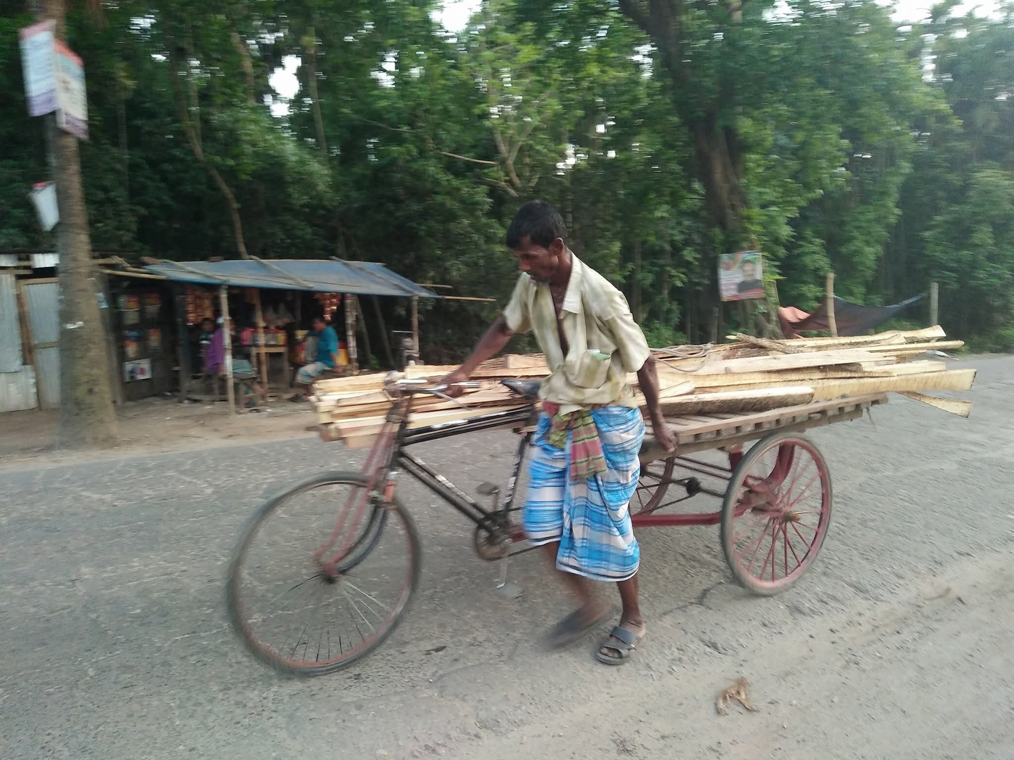 মে’ দিবস: উৎসবের আড়ালে শ্রমিকের বাস্তবতা