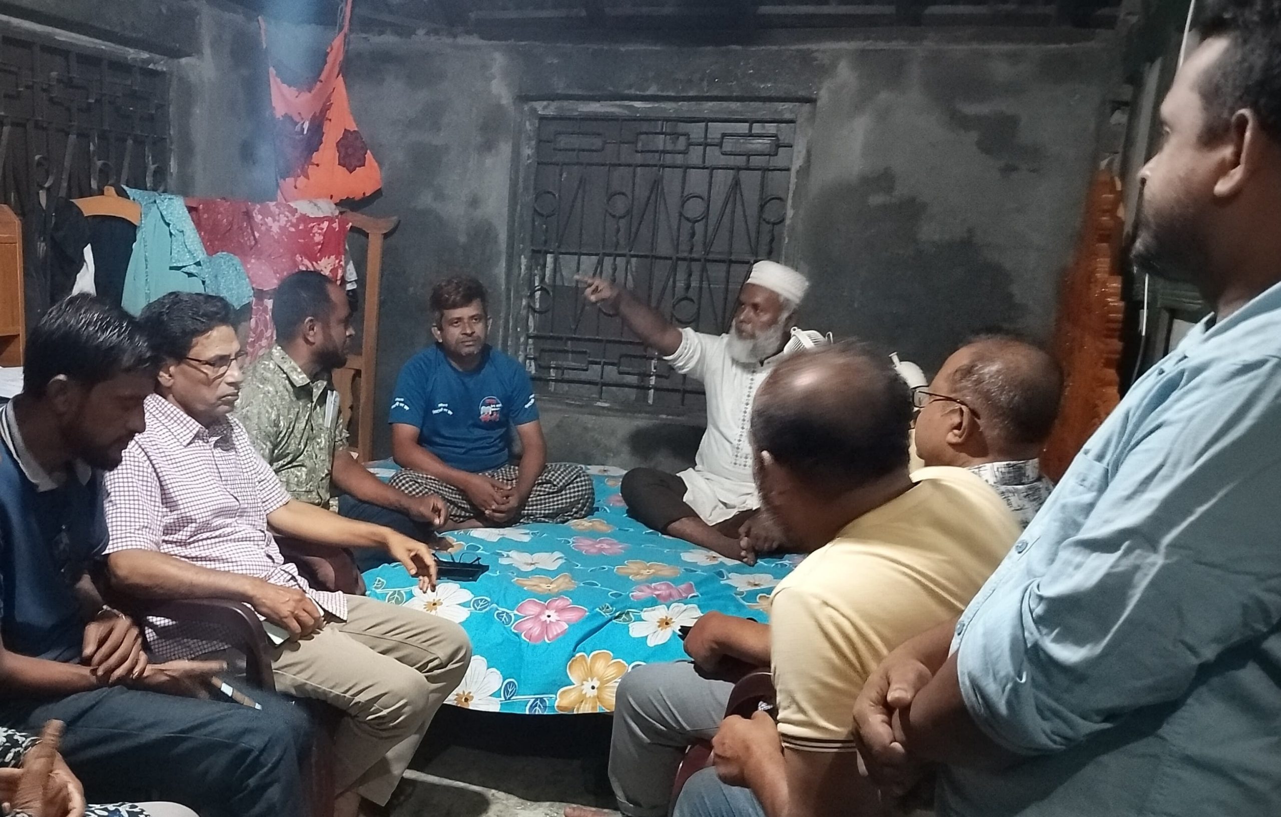 চিকিৎসা শেষে বরিশাল থেকে বাসায় আসায় মোয়াজ্জেম হোসেনর শারীরিক খোঁজ নিতে কলাপাড়া পৌর বিএনপির নেতৃবৃন্দ।