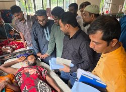 পটুয়াখালীর গলাচিপায় সমুদ্রে ট্রলার ডুবি ঘটনার উদ্ধার হওয়া জেলের পাশে ইউএনও
