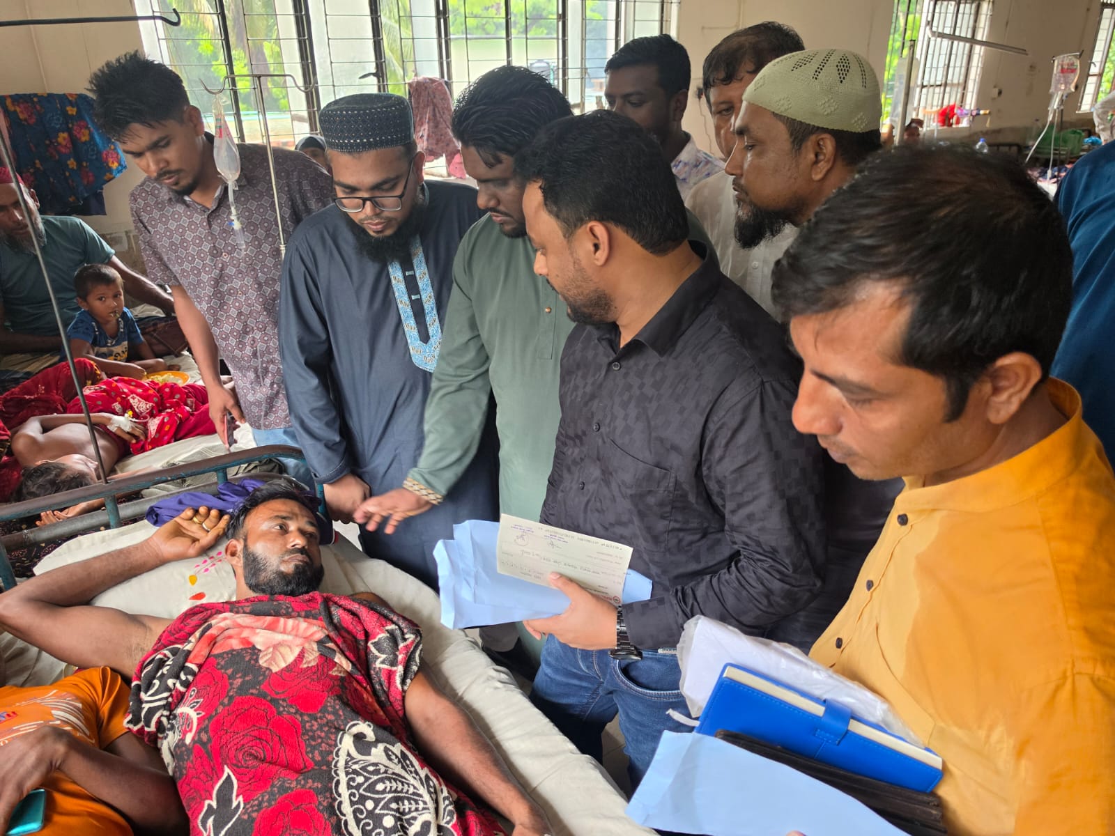 পটুয়াখালীর গলাচিপায় সমুদ্রে ট্রলার ডুবি ঘটনার উদ্ধার হওয়া জেলের পাশে ইউএনও