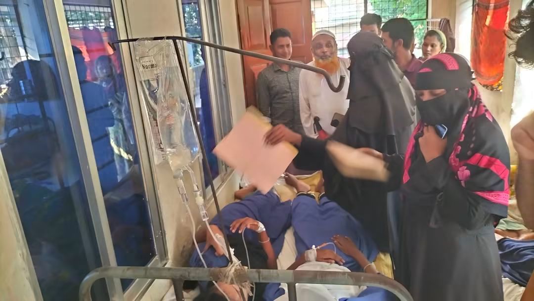 কলাপাড়ায় বিদ্যালয় পাঠদান চলাকালীন অজ্ঞাত রোগে একসঙ্গে অসুস্থ হয়ে পড়েছে ১০ শিক্ষার্থী/
