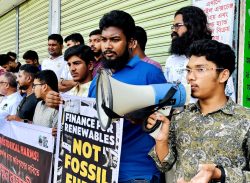 কলাপাড়ায় জলাবায়ু পরিবর্তনে ন্যায্য ক্ষতিপুরণের দাবিতে মানববন্ধন ও অবস্থান কর্মসূচি ॥ 
