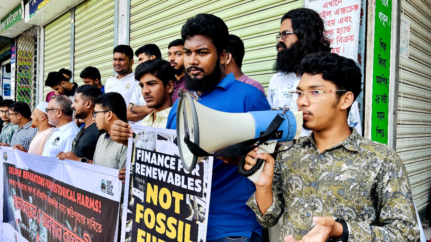 কলাপাড়ায় জলাবায়ু পরিবর্তনে ন্যায্য ক্ষতিপুরণের দাবিতে মানববন্ধন ও অবস্থান কর্মসূচি ॥ 