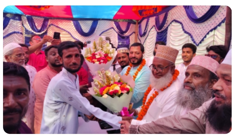 মোল্লাহাটে বিভিন্ন পূজামণ্ডপ পরিদর্শন করে শুভেচ্ছা বিনিময় করলেন এমপি মশিউর রহমান। 